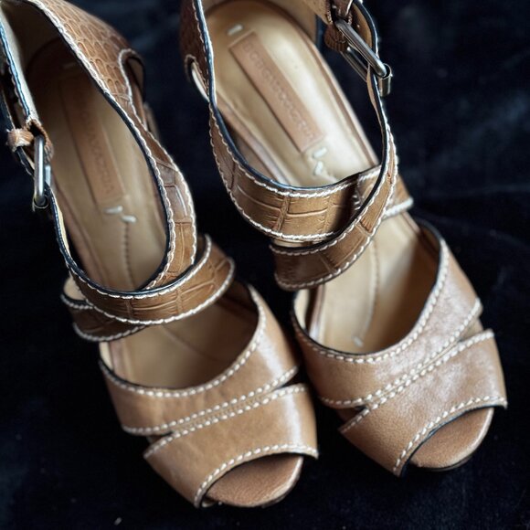 BCBG Vintage Style Leather Printed Heels Size 6.5 - Picture 3 of 6